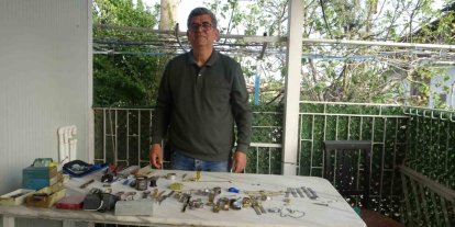 Merakla başlayıp 35 sene yaptığı mesleği teknolojiye yenik düşen saatçi, 12 yıldır evinde mesleğini yaşatıyor