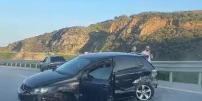 Balıkesir’de trafik kazası; araç bariyerlere çarptı