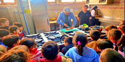 Çeşmeli öğrenciler sağlıklı beslenmeyi yerinde öğrendi