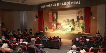 ’Ormanlar Kralı Ağustos Böceği’ oyunu çocuklarla buluştu