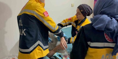 Komşusunun baltalı saldırısından babasını kurtardı, kendi yaralandı