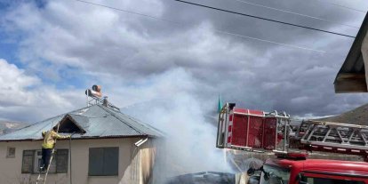 Ahırda çıkan yangın eve sıçramadan söndürüldü