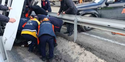 Virajı alamayan tır bariyerlere saplandı: Sürücü yaralandı