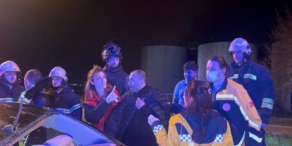 Alkollü otomobil sürücüsü önce ağaca, ardından tabelaya çarparak karşı şeride geçti