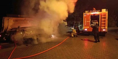 Park halindeki otomobil alevlere teslim oldu