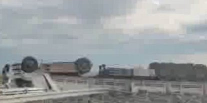 Diyarbakır’da briket yüklü tır yan yattı: 1 yaralı