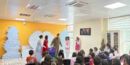 Gönüllü gençlerden çocuklara tiyatro şöleni