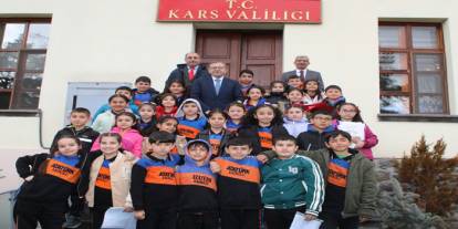 Kars Valisi Ziya Polat, Atatürk İlkokulu öğrencilerini makamında ağırladı.