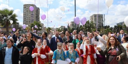 Adana’da gökyüzüne mor balonlar bırakıldı