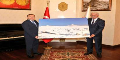 Kars Valisi Ziya Polat, fotoğraf sanatçısı Özgen Beşli’yi makamında kabul etti.