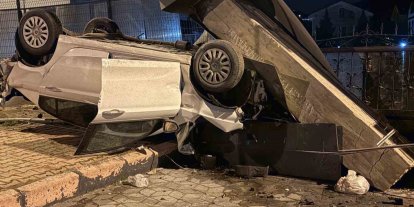 Takla atan otomobil sitenin girişini yıktı: 1 yaralı