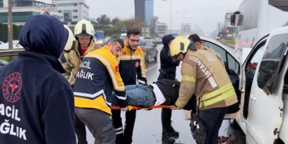 Maltepe’de hafif ticari araç, servis minibüsüne arkadan çarptı: 1 yaralı