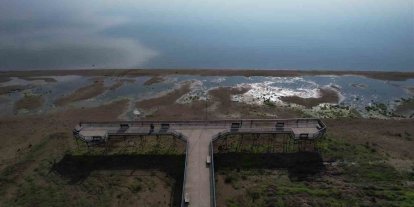 İznik Gölü’nde su çekilmesi alarm veriyor...İskele karada kaldı