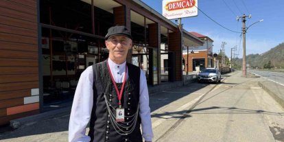 Tesise gelen tur otobüsleri ve minibüsleri adeta uçak yönlendirme görevlisi gibi karşılıyor