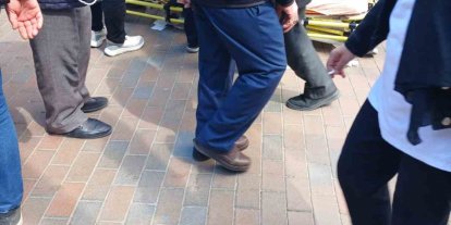 Düşerek yaralanan adama sağlık ekipleri müdahale etti