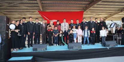 Polis Haftası etkinliğinde şarkı ve türkü söyleyen polisler, ünlü sanatçıları aratmadılar