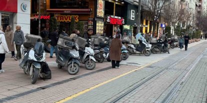Vatandaş hatalı park edilen kurye motosikletlerinden rahatsız