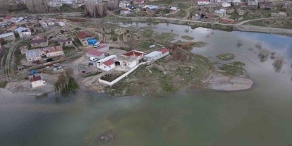 Baraj suları taştı, evler gölün ortasında kaldı