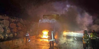 Bilecik’te seyir halindeki tır bir anda alev aldı