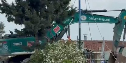 Adana’da göl kıyısındaki kaçak yapıların yıkımı sürüyor