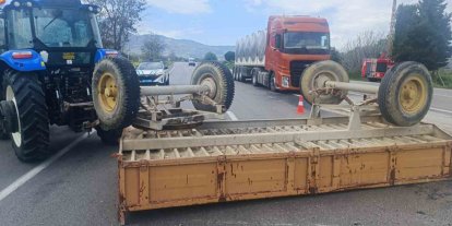 Denizli’de traktör ile hafif ticari araç çarpıştı