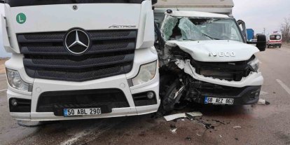 Tır ile kamyonet çarpıştı: 2 yaralı