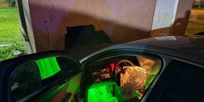 Yağışlı havada kontrolden çıkan otomobil depo duvarına çarptı