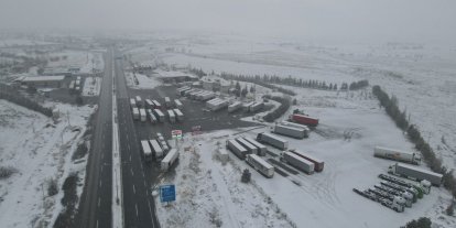 Erzincan’da kar etkisini gösterdi: Geçitlerde trafik kilitlendi