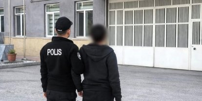 Hırsızlık suçundan aranan şahsı polis yakaladı