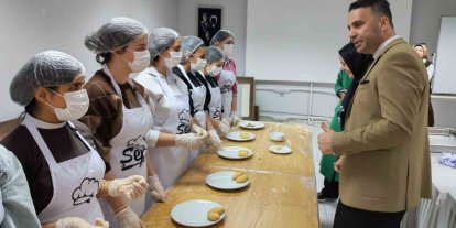 Gaziantep’te öğrenciler içli köfte yaptı