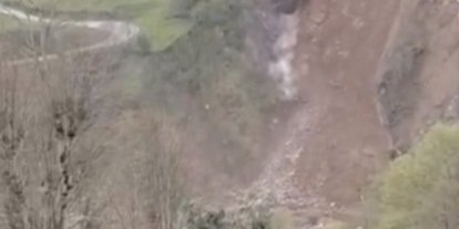 Rize’de yamaçtan düşen kaya saniye saniye kameraya yansıdı