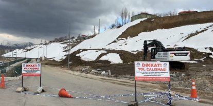 Yüksekova’da heyelan: Trafik 3 gündür tek şeritten sağlanıyor