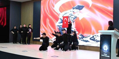 Özel öğrencilerden polislere anlamlı gösteri