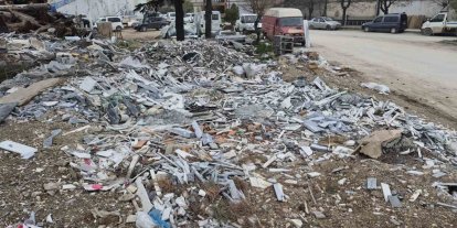 Sanayi sitesindeki boş alanlar mermer atıkları ve inşaat molozlarıyla doldu