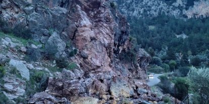 Fethiye’de kaya düşmesi sonucu Faralya yolu ulaşıma kapandı