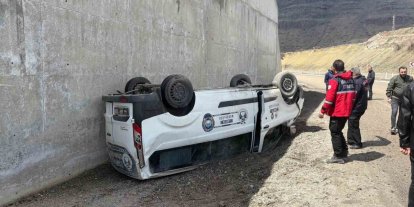 Kontrolde çıkan hafif ticari araç devrildi: 1 yaralı