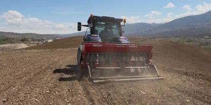 Akıncılar Belediyesi, nohut tohumlarını toprakla buluşturdu