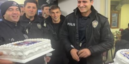 Görev başındaki polislere sürpriz kutlama