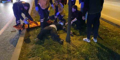 Düşürdüğü telefonu alırken otomobil çarptı: O anlar kamerada