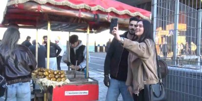 Sosyal Medyada yabancı turistlerin ilgi odağı olan kestaneci Alper Temel, "Amacım İstanbul’un ruhunu güzelliğini göstermek"