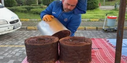 Bu mısır ekmeği teneke kovada pişiyor