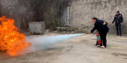 Sağlık çalışanlarına uygulamalı yangın eğitimi verildi