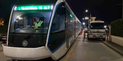 Yeni tramvayların sonuncusu raylara indirildi