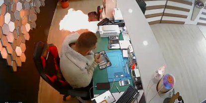 Şişen telefon bataryası bomba gibi patladı