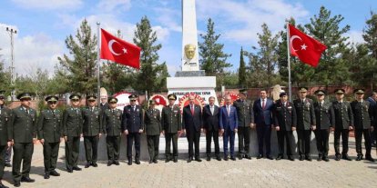 Eski KKTC Cumhurbaşkanı Tatar, Şanlıurfa’nın kurtuluşunun 106. yıl dönümü törenine katıldı
