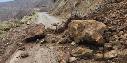 Karakoçan’da toprak kayması