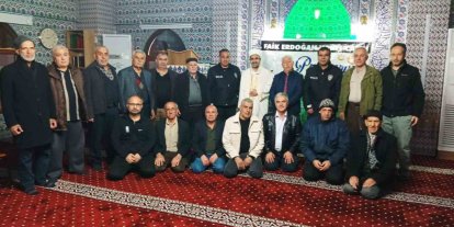 İhbar üzerine camiye gelen polisler sürpriz kutlamayla karşılaştı