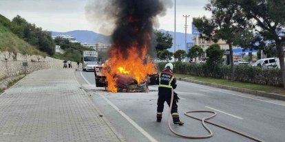Aynı noktada 2 araç alevlere teslim oldu