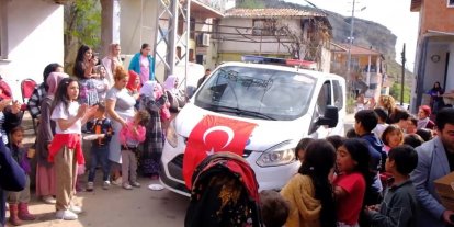 Polis ekipleri ihbarla gittikleri mahallede kutlamayla karşılandı