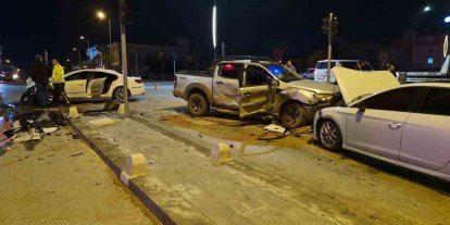 Pikap ile otomobilin çarpıştığı kazada ortalık savaş alanına döndü: 6 yaralı